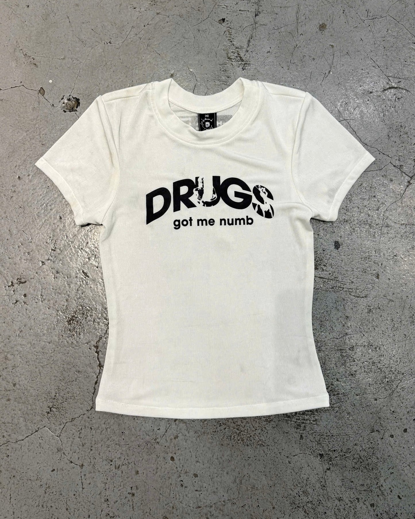 </2 DRUGS GOT ME NUMB TSHIRT